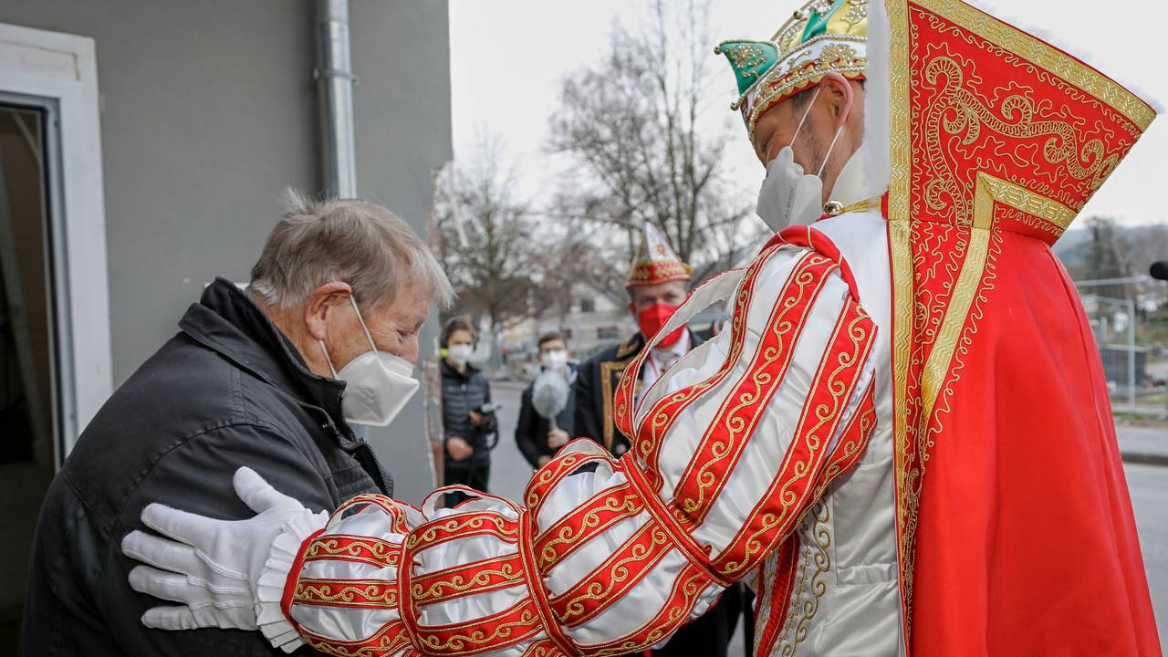 Prinz Sven hält einen Arm um Wilhelm Söller.