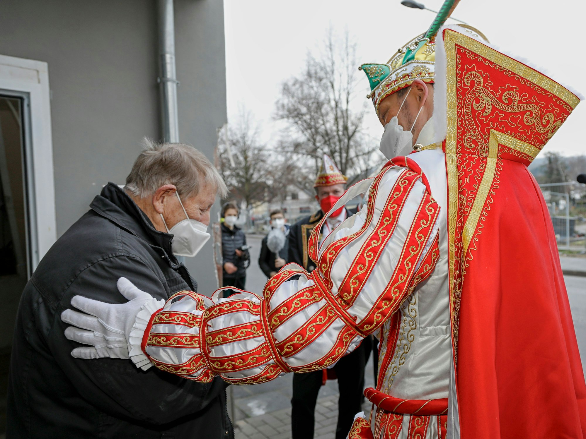 Prinz Sven hält einen Arm um Wilhelm Söller.