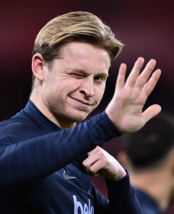 Frenkie de Jong vom FC Barcelona winkt in die Kamera.