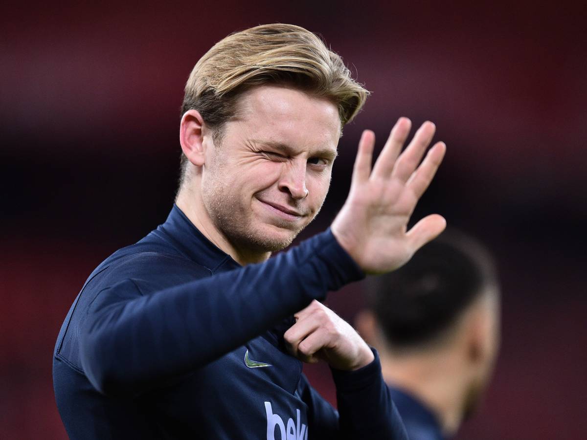 Frenkie de Jong vom FC Barcelona winkt in die Kamera.