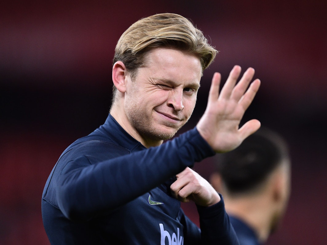 Frenkie de Jong vom FC Barcelona winkt in die Kamera.