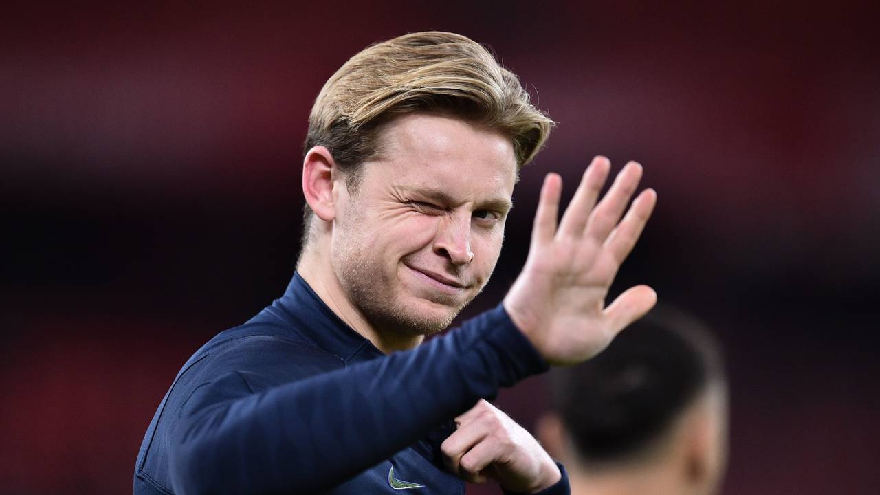 Frenkie de Jong vom FC Barcelona winkt in die Kamera.