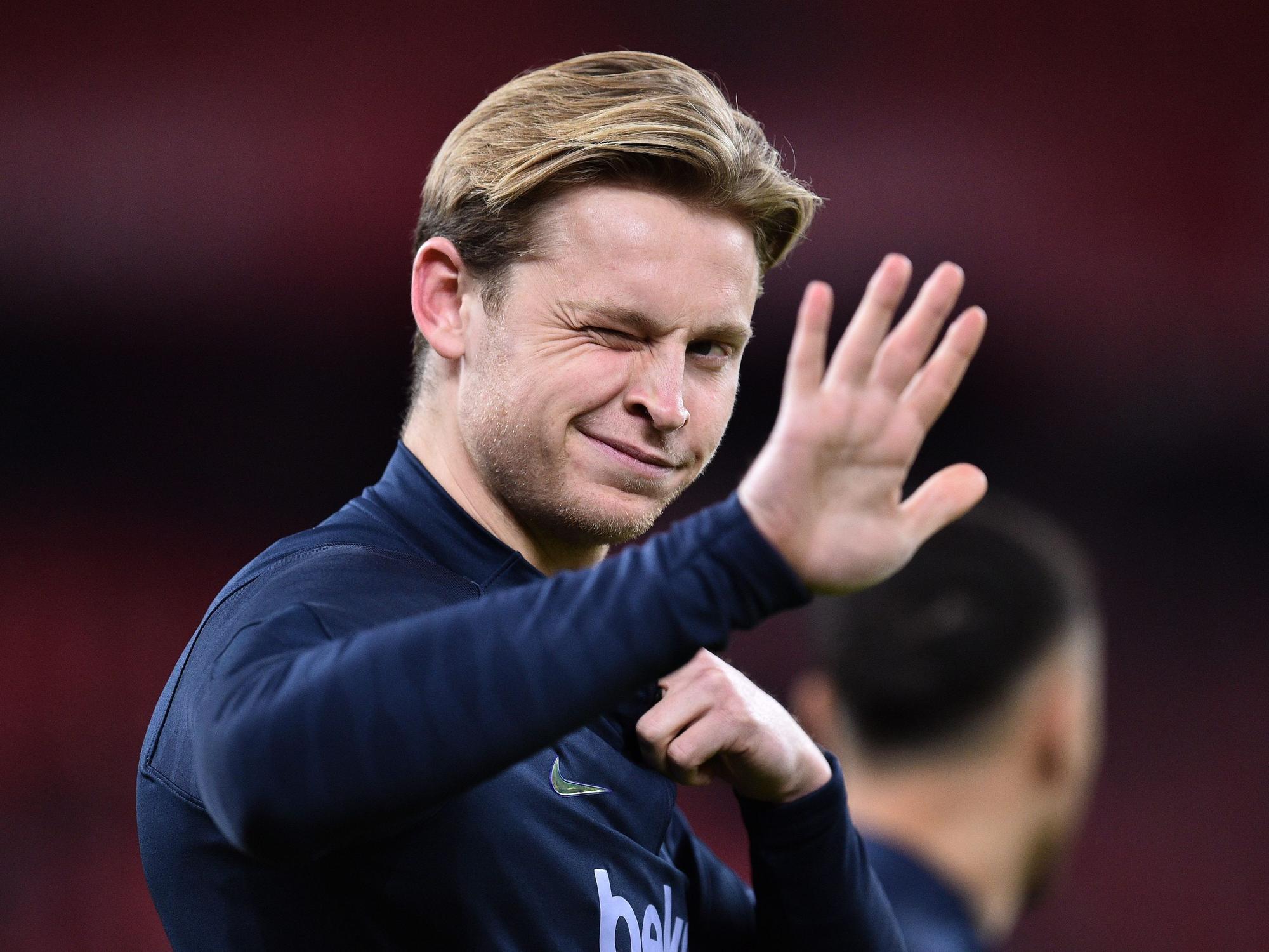 Frenkie de Jong vom FC Barcelona winkt in die Kamera.