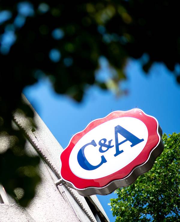Ein Logo hängt an der Filiale des Modeunternehmens C&A in der Innenstadt.