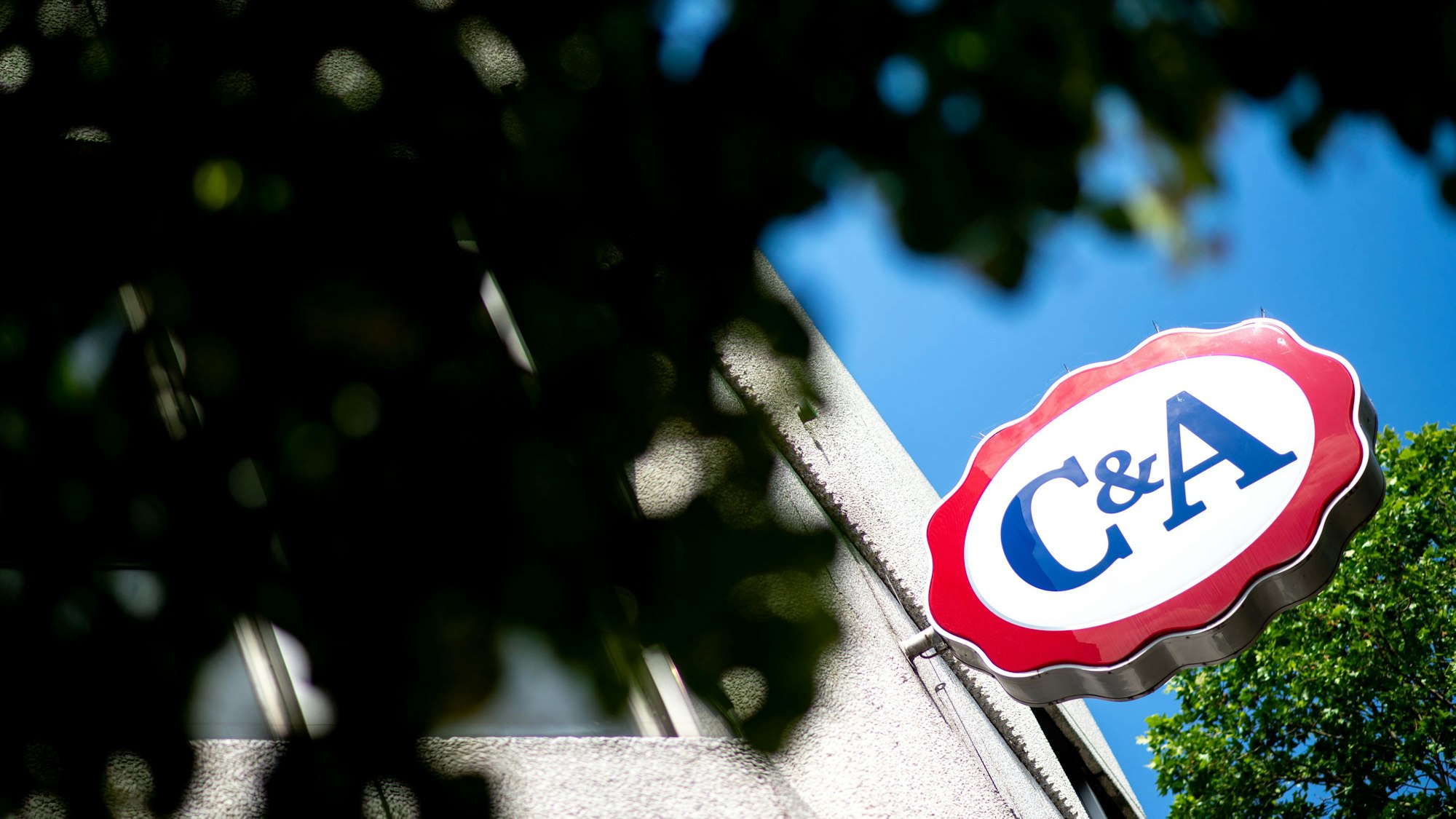 Ein Logo hängt an der Filiale des Modeunternehmens C&A in der Innenstadt.