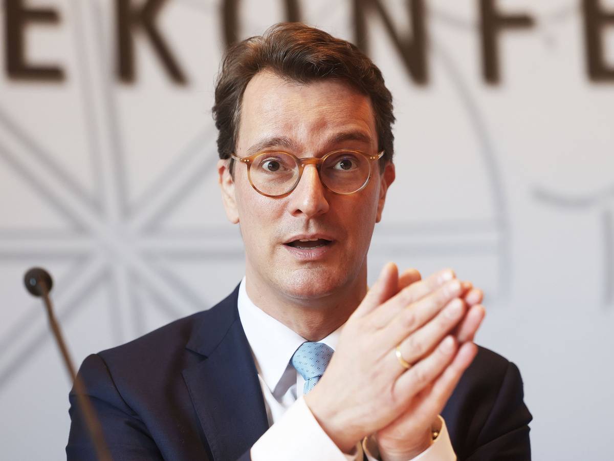 Hendrik Wüst (CDU), Ministerpräsident von Nordrhein-Westfalen, sitzt in einer Pressekonferenz zu aktuellen politischen Themen im Landtag.