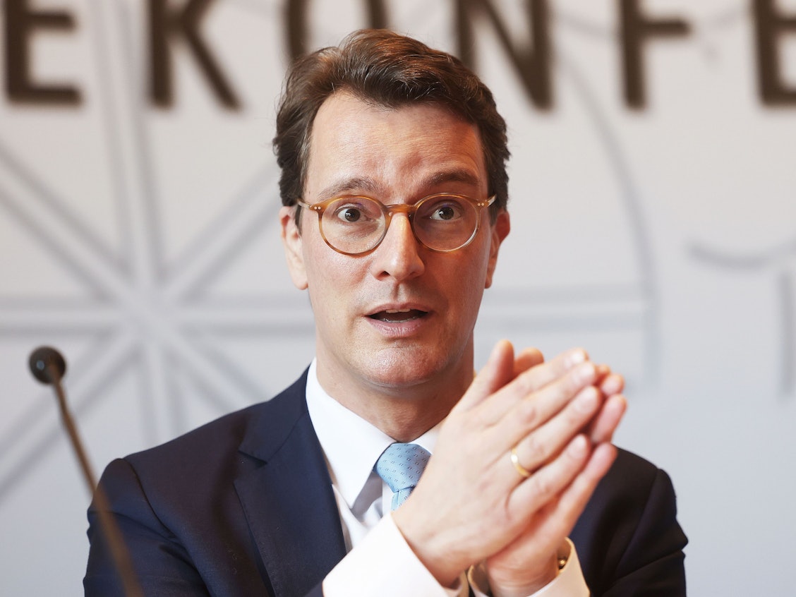 Hendrik Wüst (CDU), Ministerpräsident von Nordrhein-Westfalen, sitzt in einer Pressekonferenz zu aktuellen politischen Themen im Landtag.