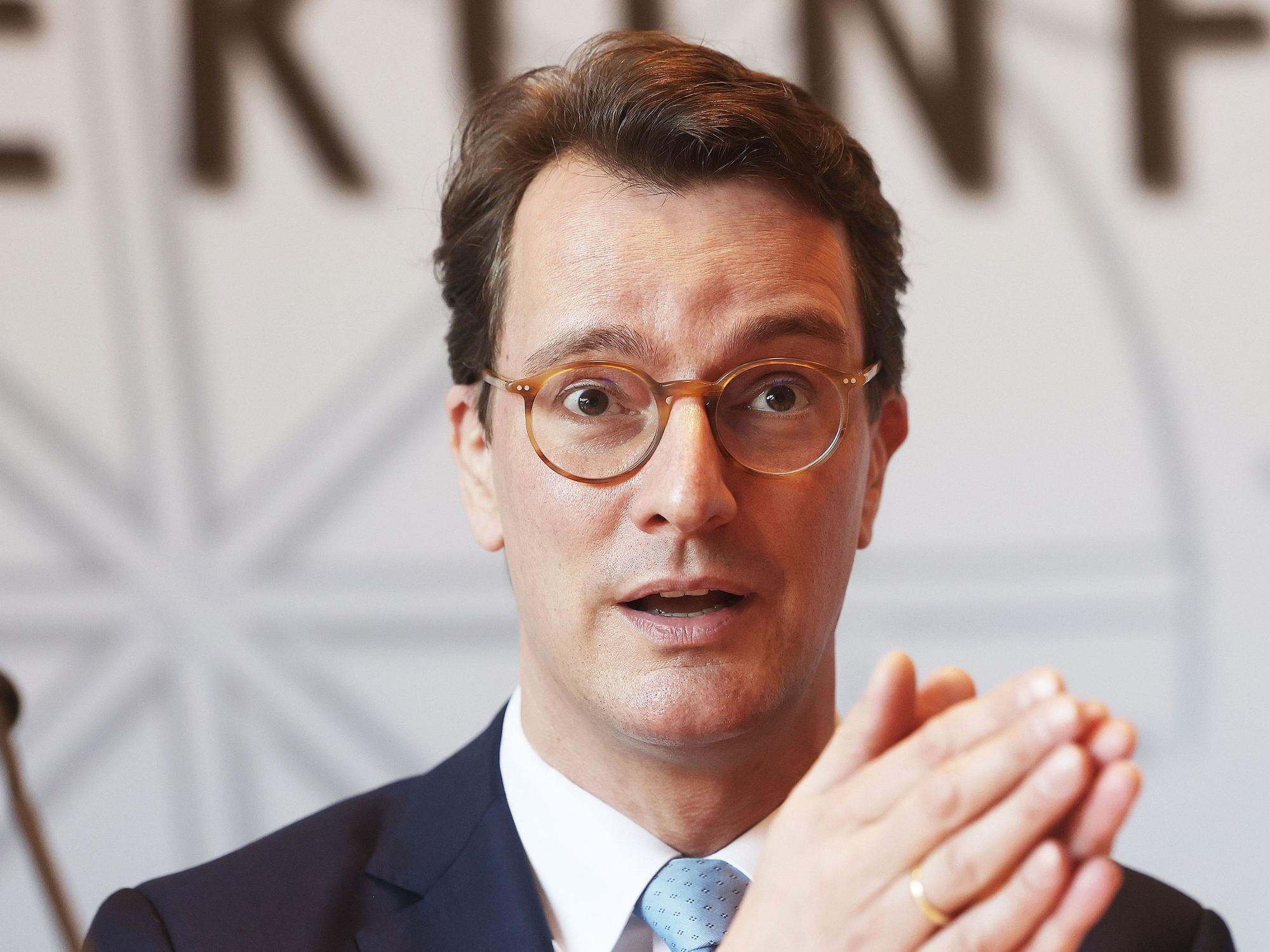 Hendrik Wüst (CDU), Ministerpräsident von Nordrhein-Westfalen, sitzt in einer Pressekonferenz zu aktuellen politischen Themen im Landtag.