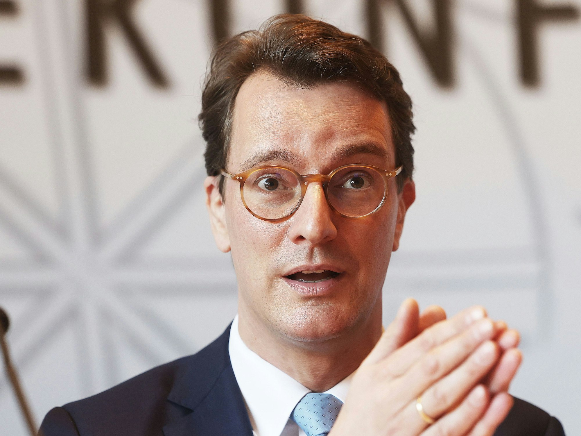 Hendrik Wüst (CDU), Ministerpräsident von Nordrhein-Westfalen, sitzt in einer Pressekonferenz zu aktuellen politischen Themen im Landtag.