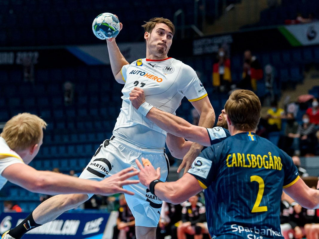 Hendrik Wagner setzt zum Sprungwurf gegen Schweden an.