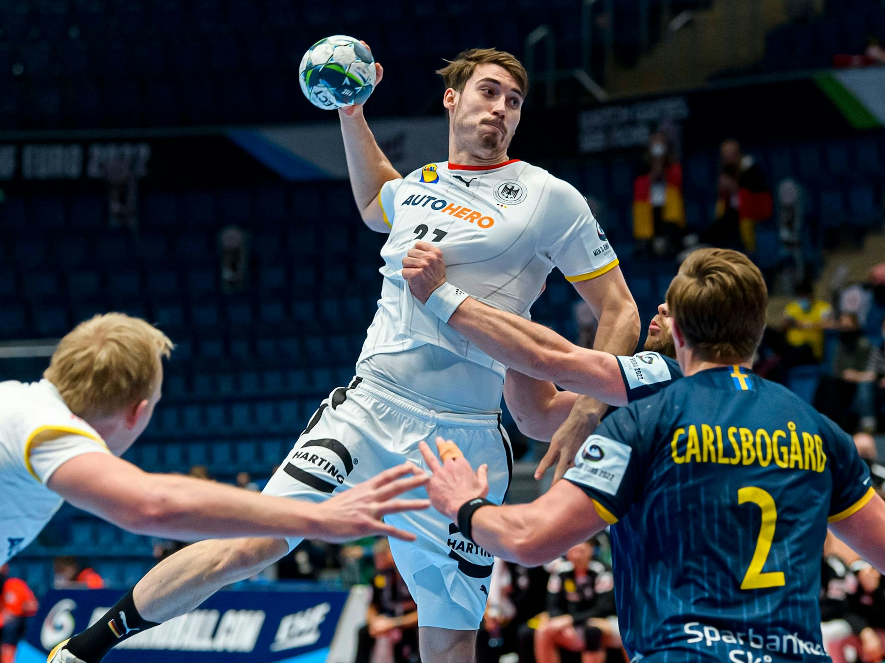 Hendrik Wagner setzt zum Sprungwurf gegen Schweden an.