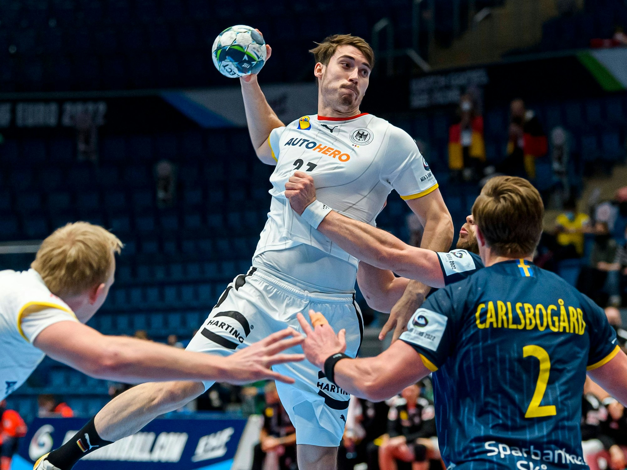 Hendrik Wagner setzt zum Sprungwurf gegen Schweden an.