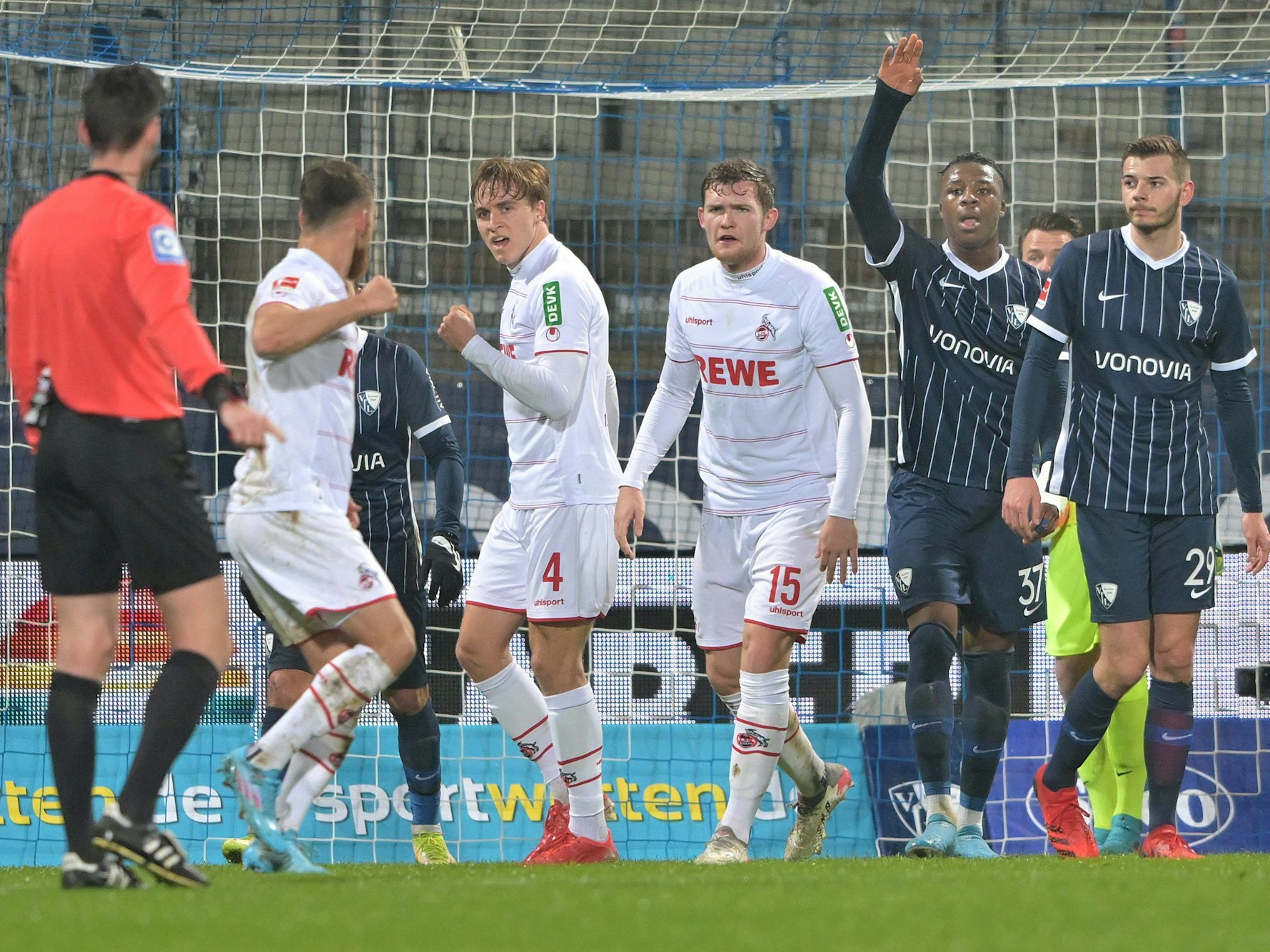 Timo Hübers jubelt für den 1. FC Köln gegen den VfL Bochum.