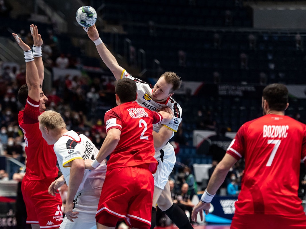 Luca Witzke wirft gegen die Österreicher aufs Tor.