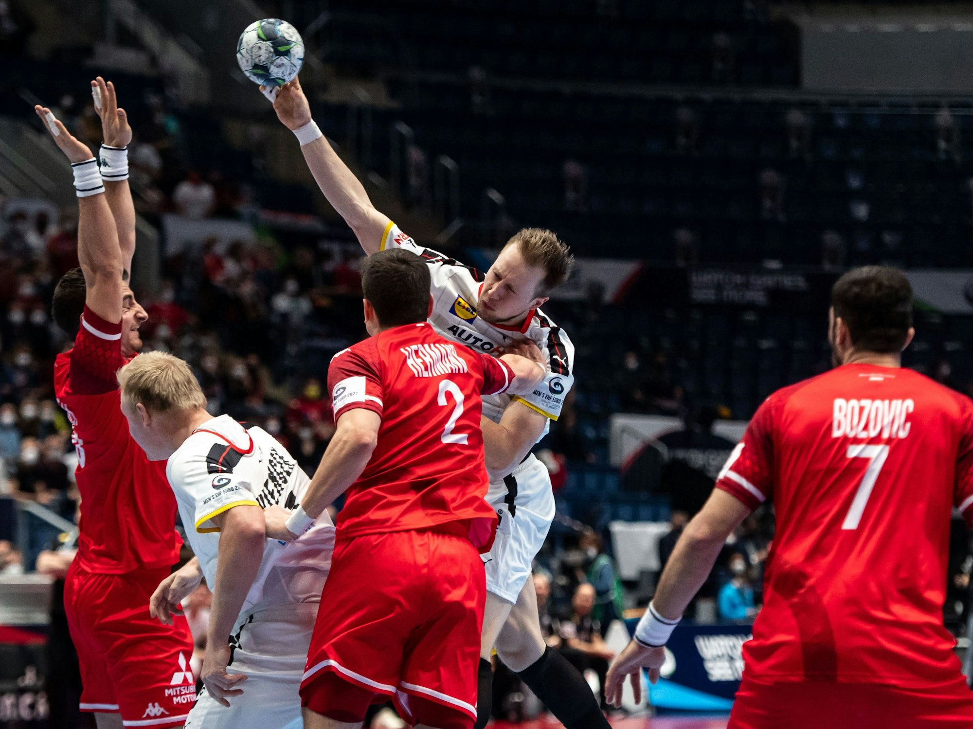 Luca Witzke wirft gegen die Österreicher aufs Tor.