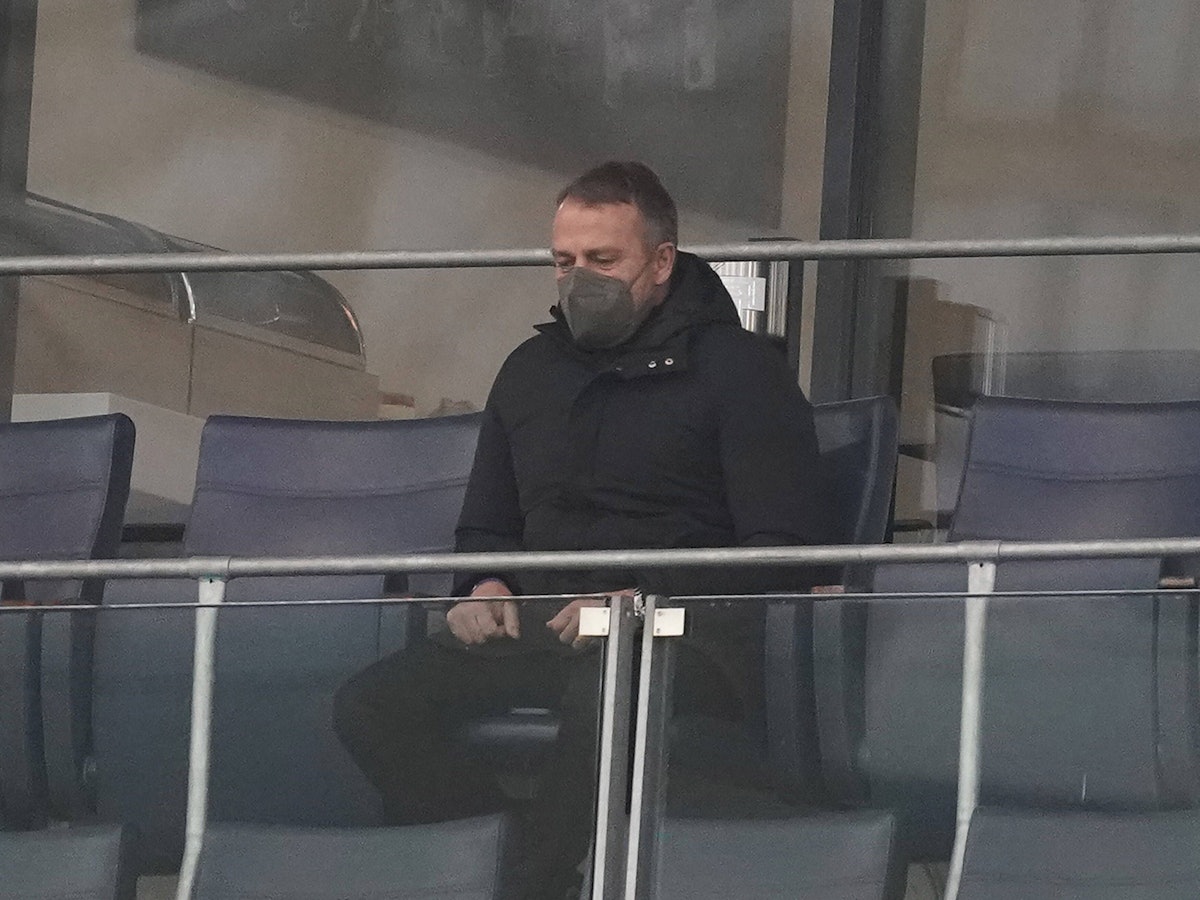 Hansi Flick sitzt in Hoffenheim auf der Tribüne.