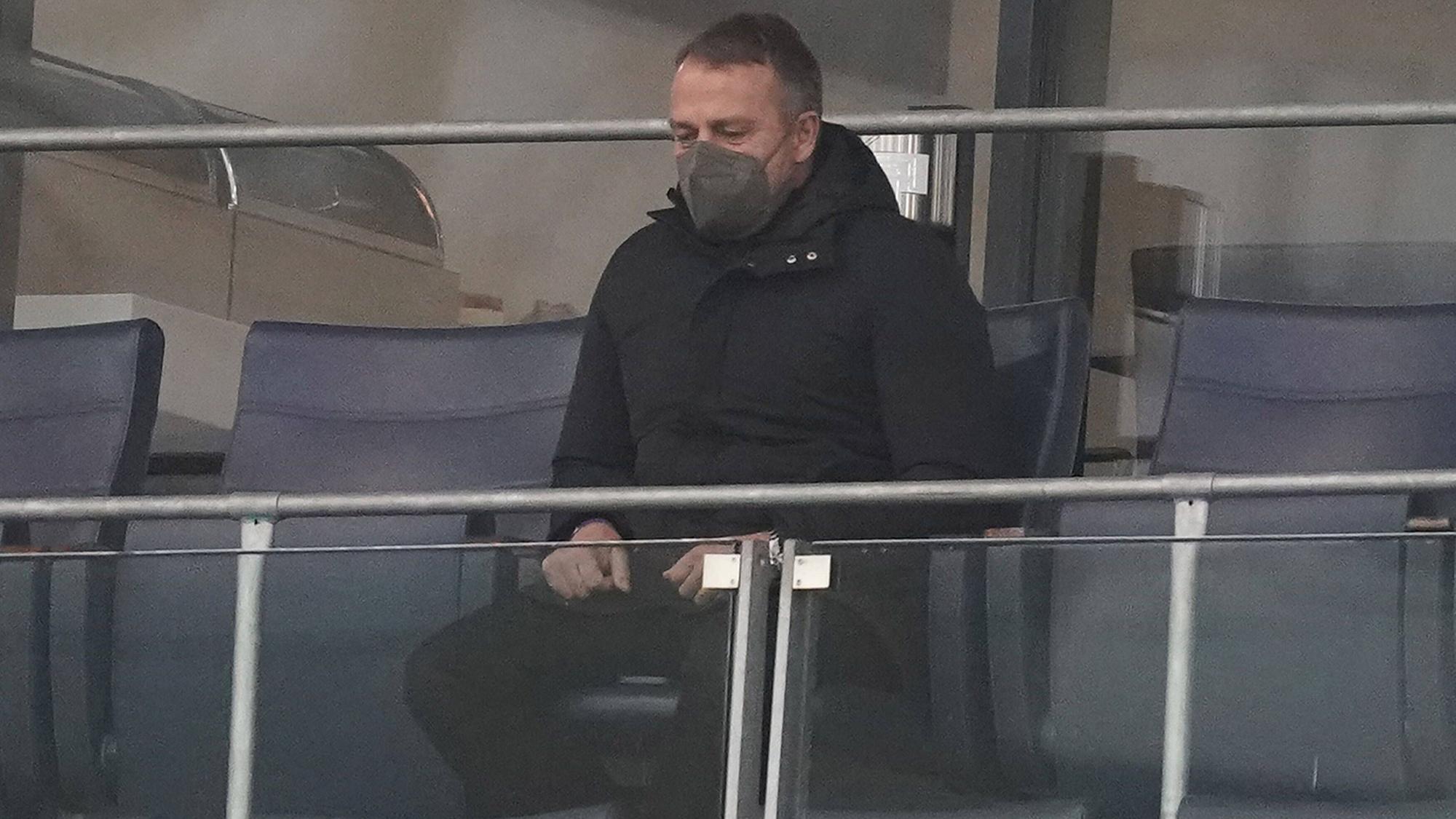 Hansi Flick sitzt in Hoffenheim auf der Tribüne.
