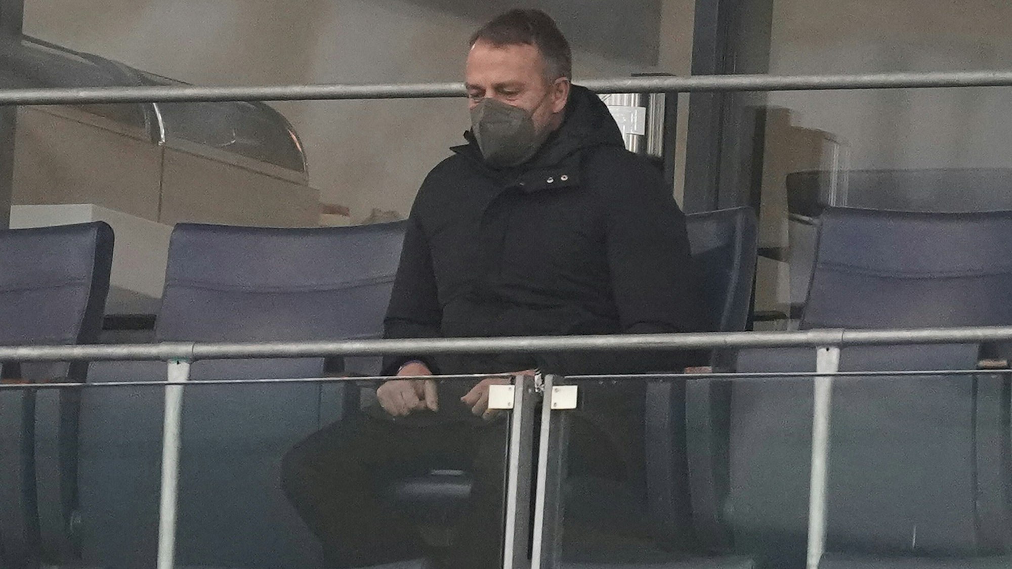 Hansi Flick sitzt in Hoffenheim auf der Tribüne.