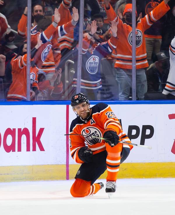 Leon Draisaitl kniet sich hin und ballt die Faust.