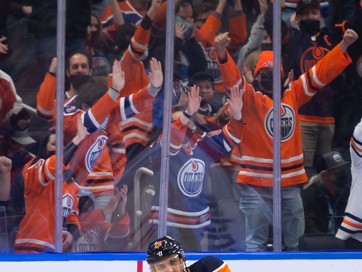 Leon Draisaitl kniet sich hin und ballt die Faust.