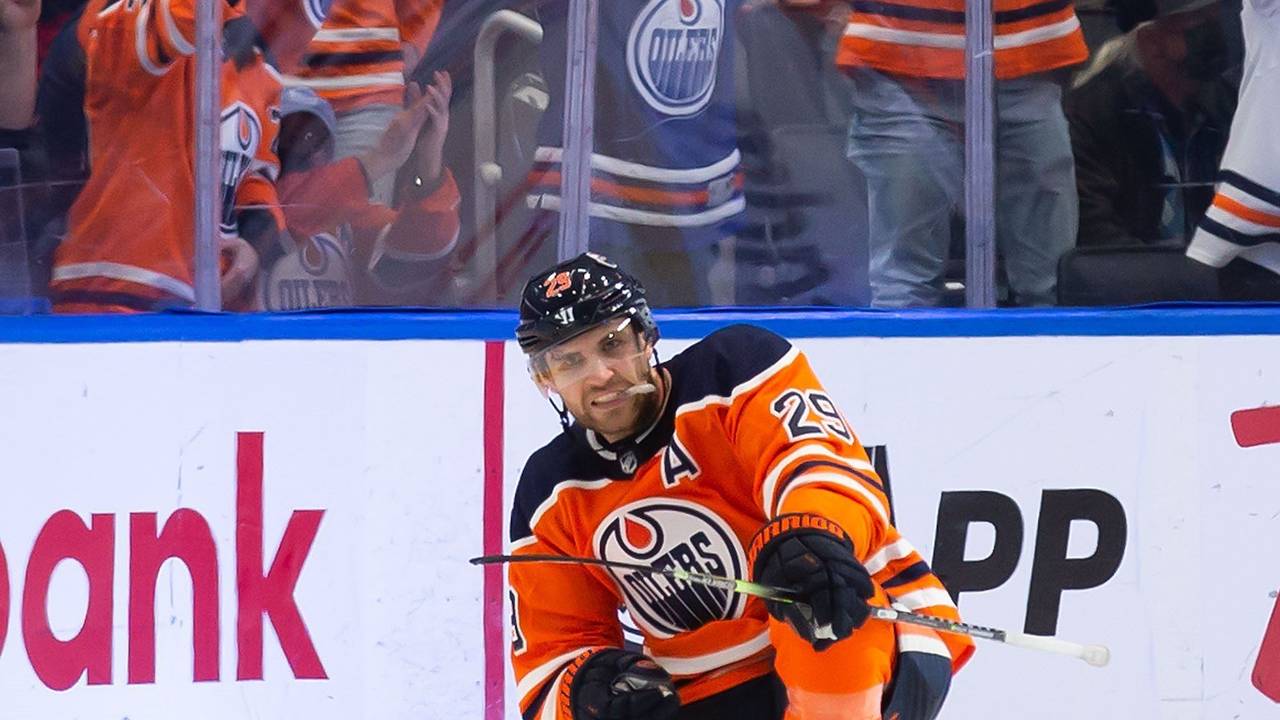 Leon Draisaitl kniet sich hin und ballt die Faust.