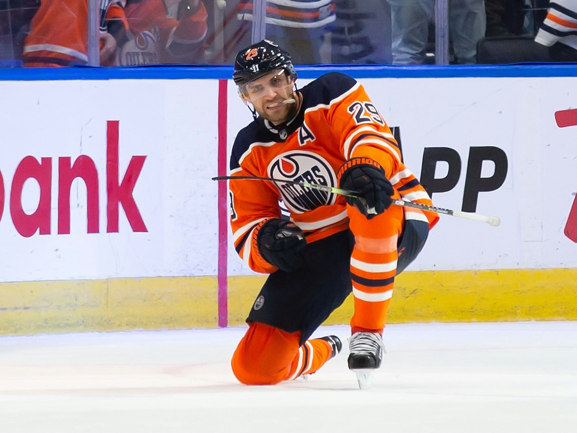 Leon Draisaitl kniet sich hin und ballt die Faust.