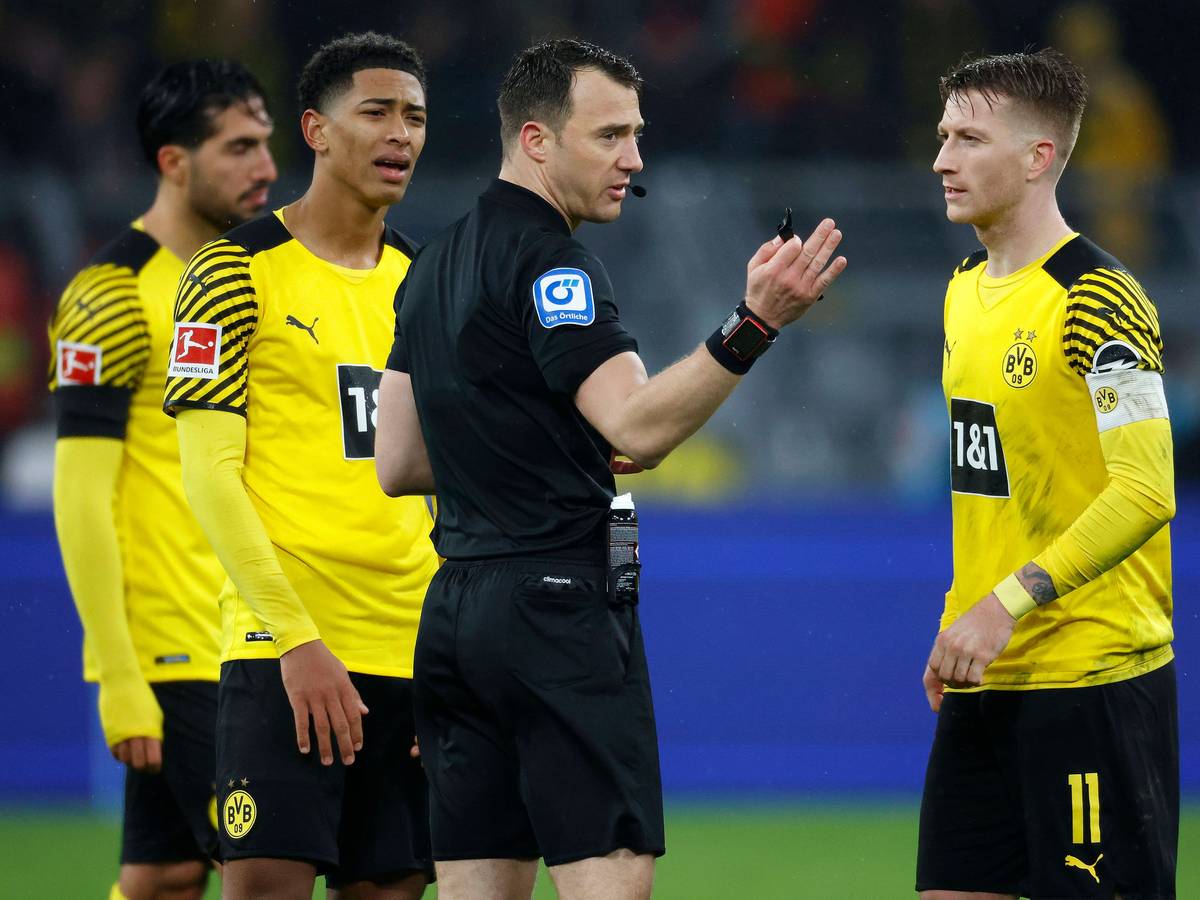 Felix Zwayer diskutiert mit Marco Reus und Jude Bellingham.