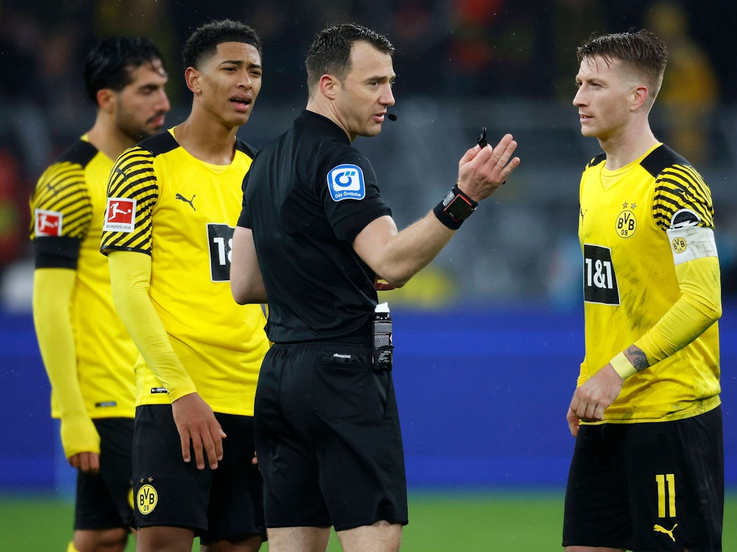 Felix Zwayer diskutiert mit Marco Reus und Jude Bellingham.