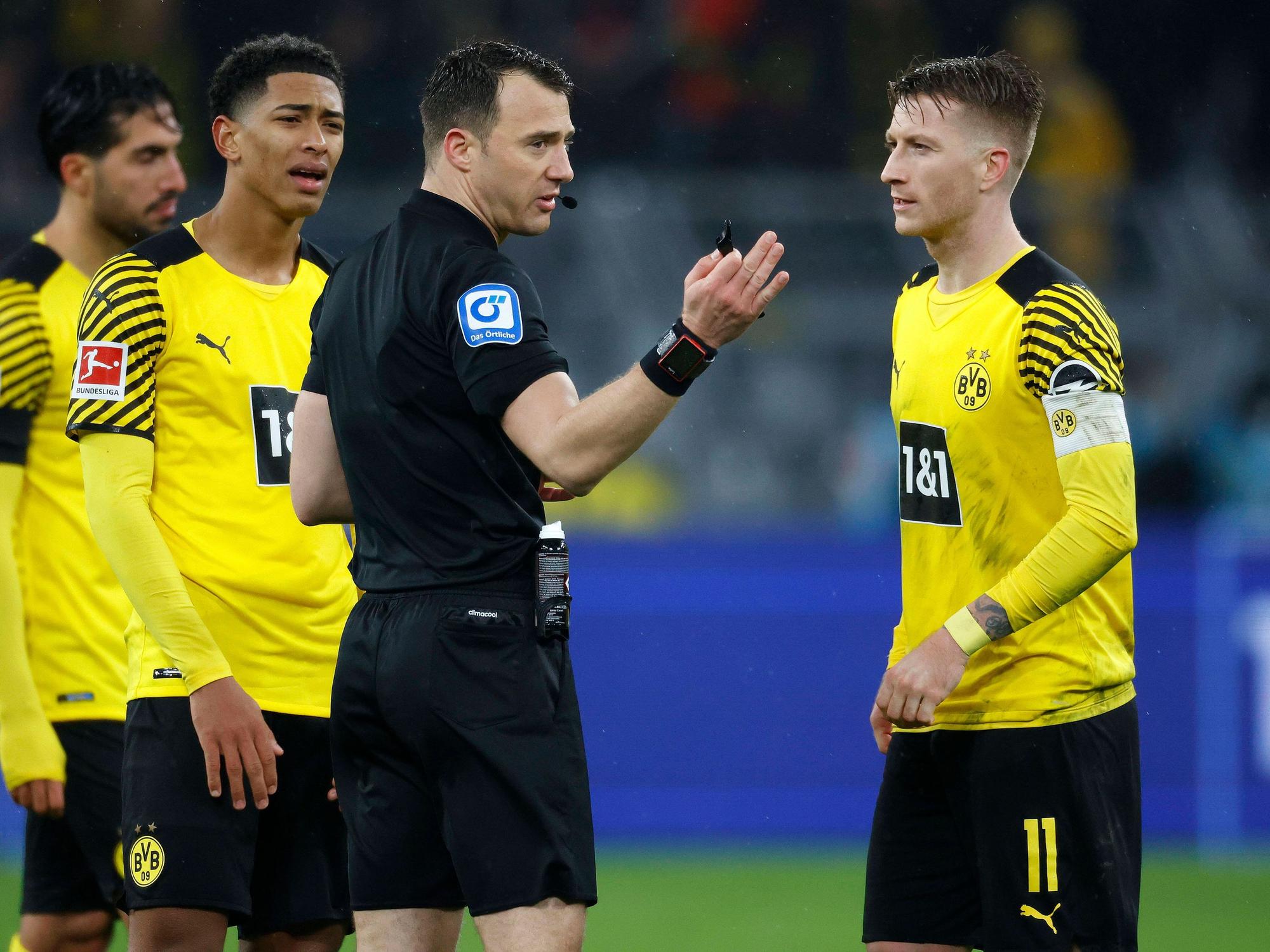Felix Zwayer diskutiert mit Marco Reus und Jude Bellingham.