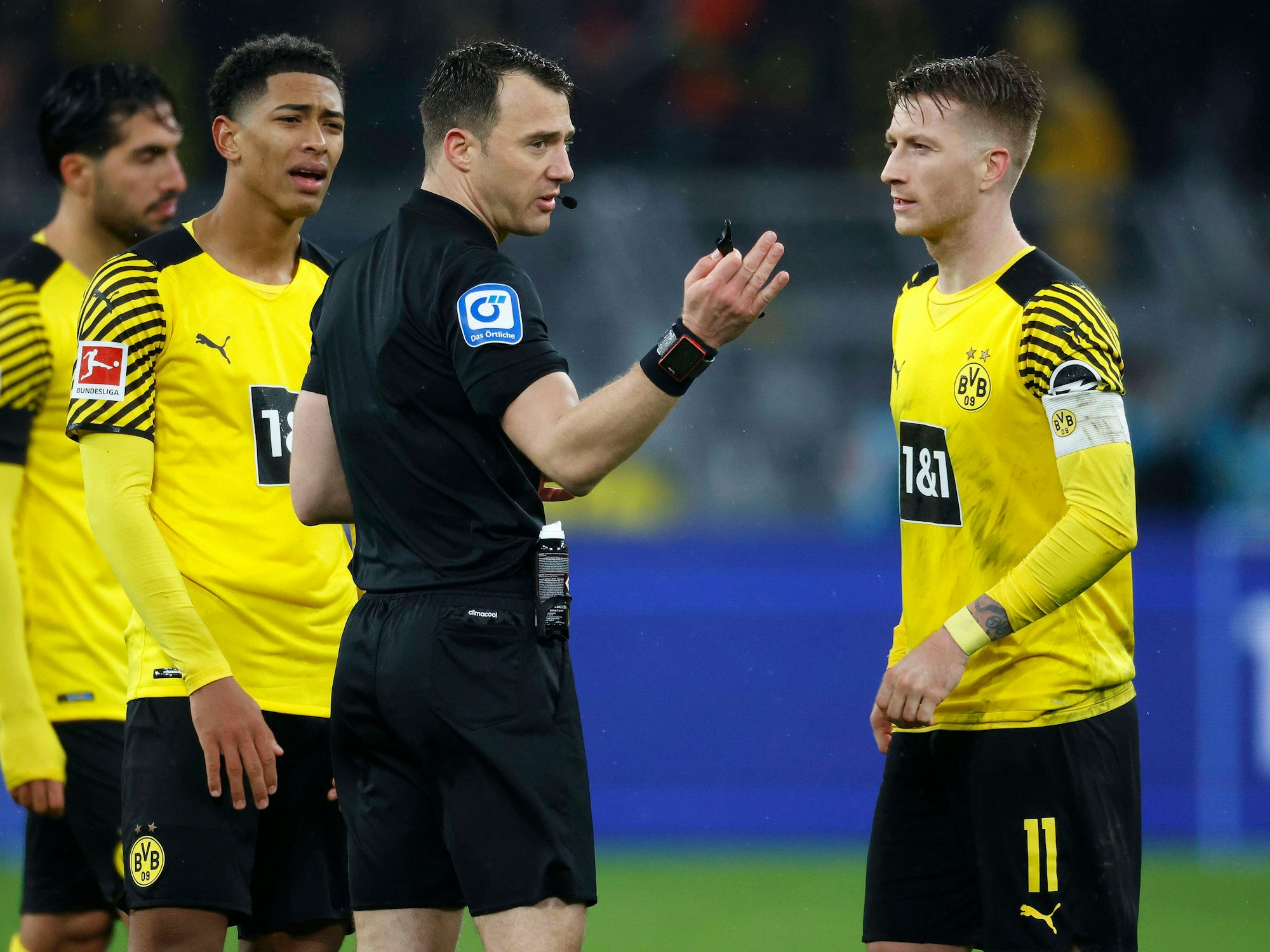 Felix Zwayer diskutiert mit Marco Reus und Jude Bellingham.