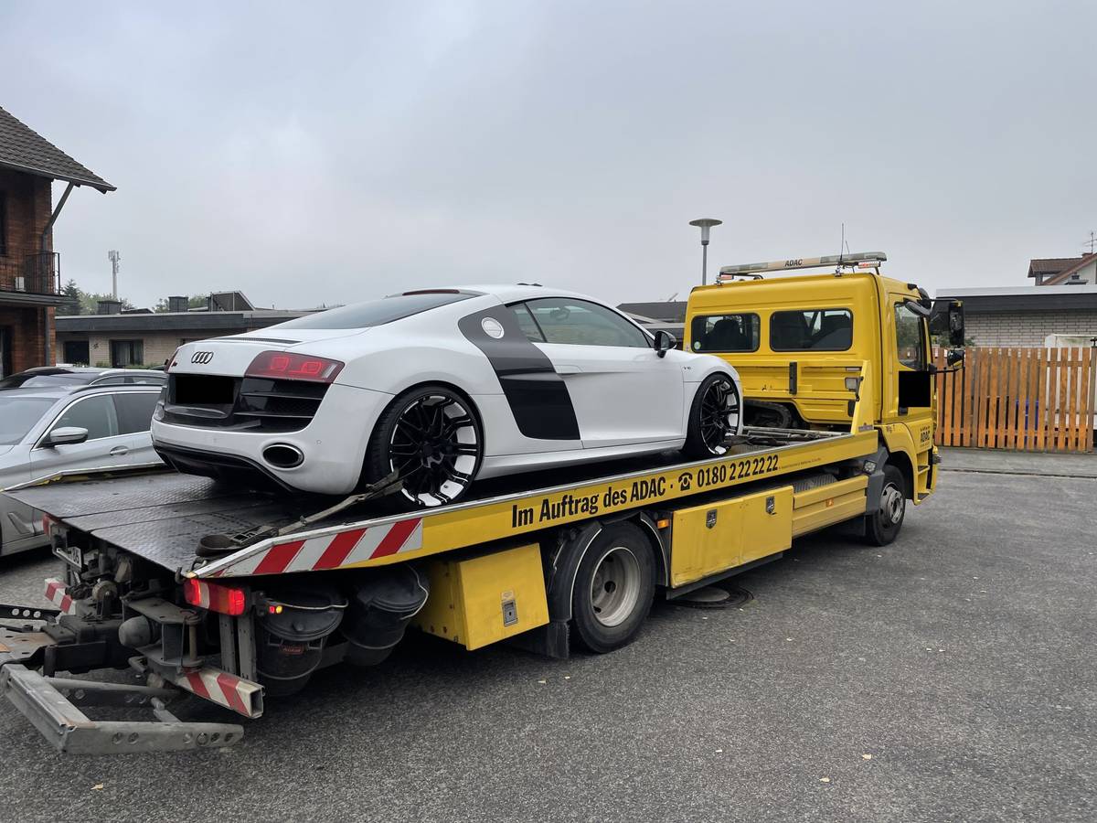 Ein Audi R8 wird nach einem illegalen Rennen von der Polizei sichergestellt und abtransportiert.