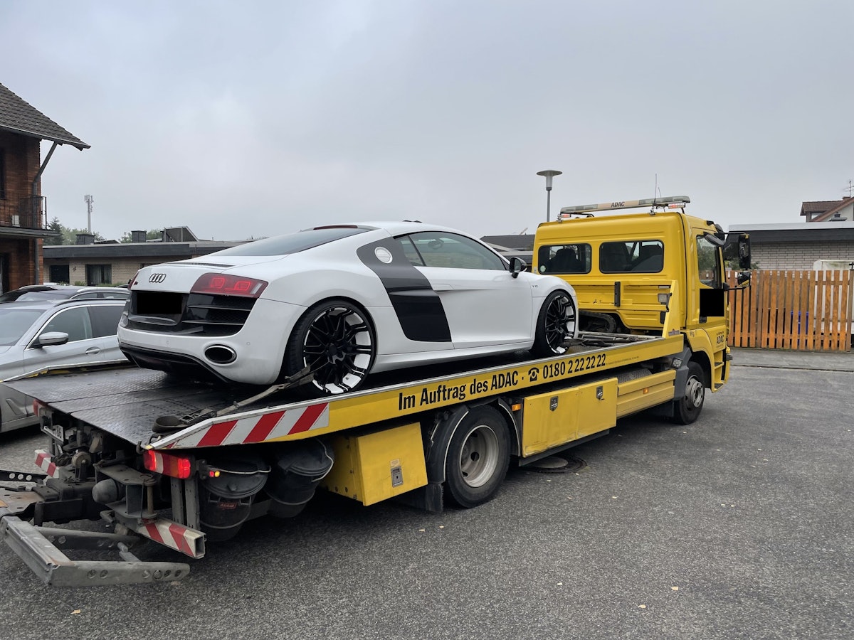 Ein Audi R8 wird nach einem illegalen Rennen von der Polizei sichergestellt und abtransportiert.