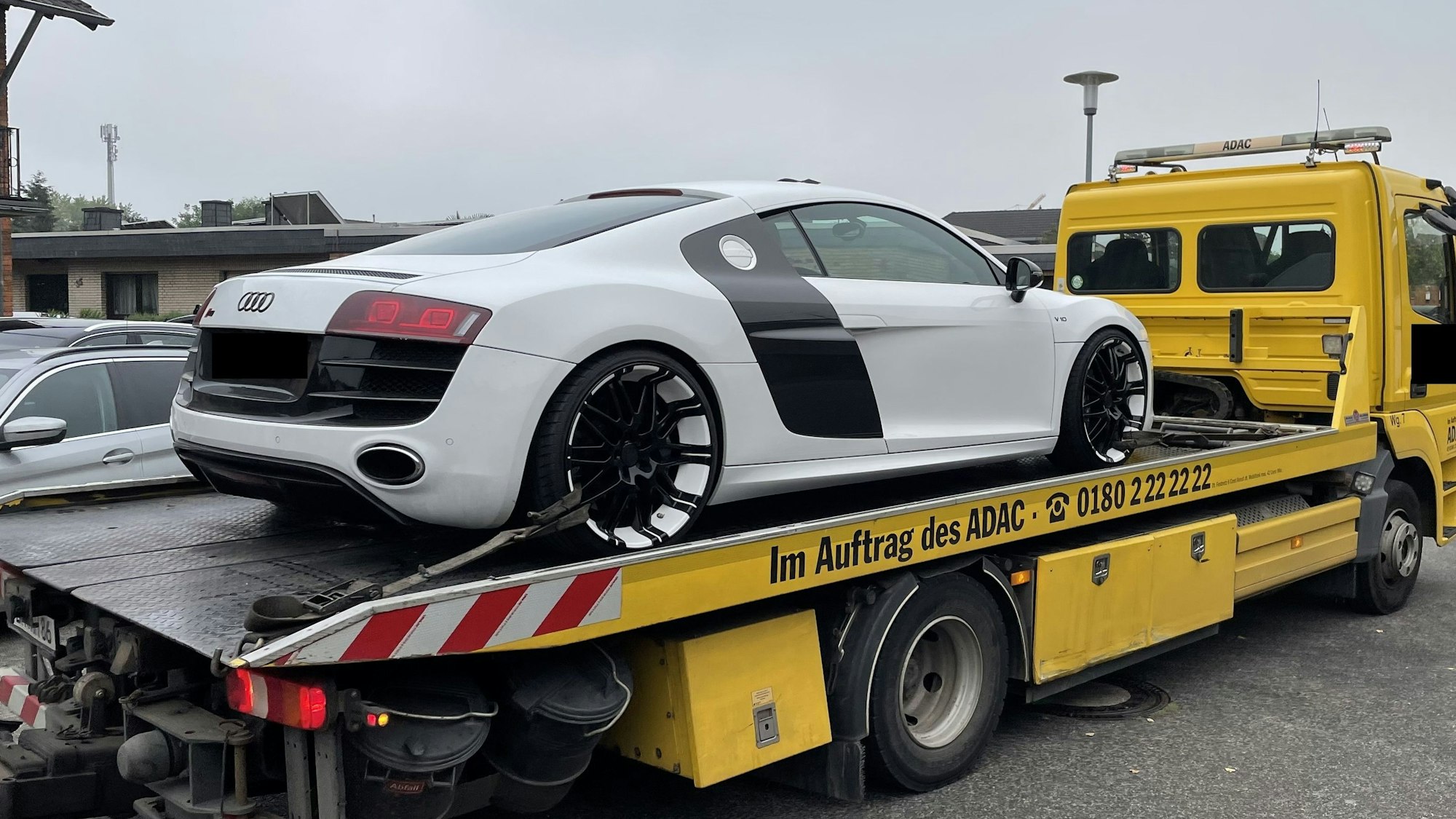Ein Audi R8 wird nach einem illegalen Rennen von der Polizei sichergestellt und abtransportiert.