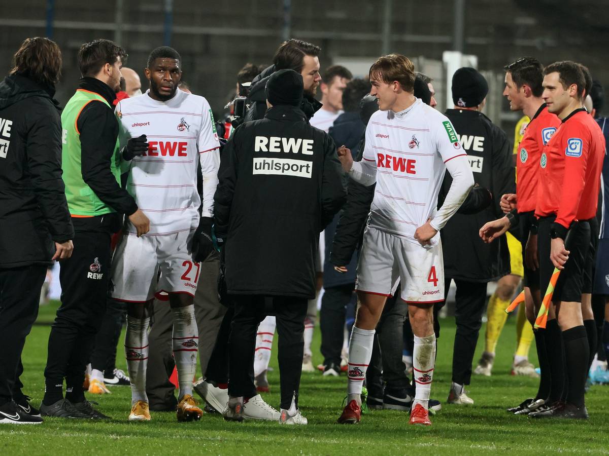 Der 1. FC Köln klatscht nach dem 2:2 beim VfL Bochum ab.