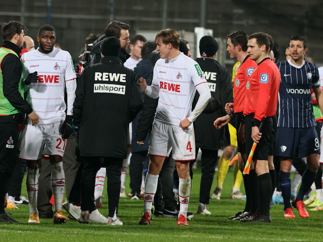 Der 1. FC Köln klatscht nach dem 2:2 beim VfL Bochum ab.
