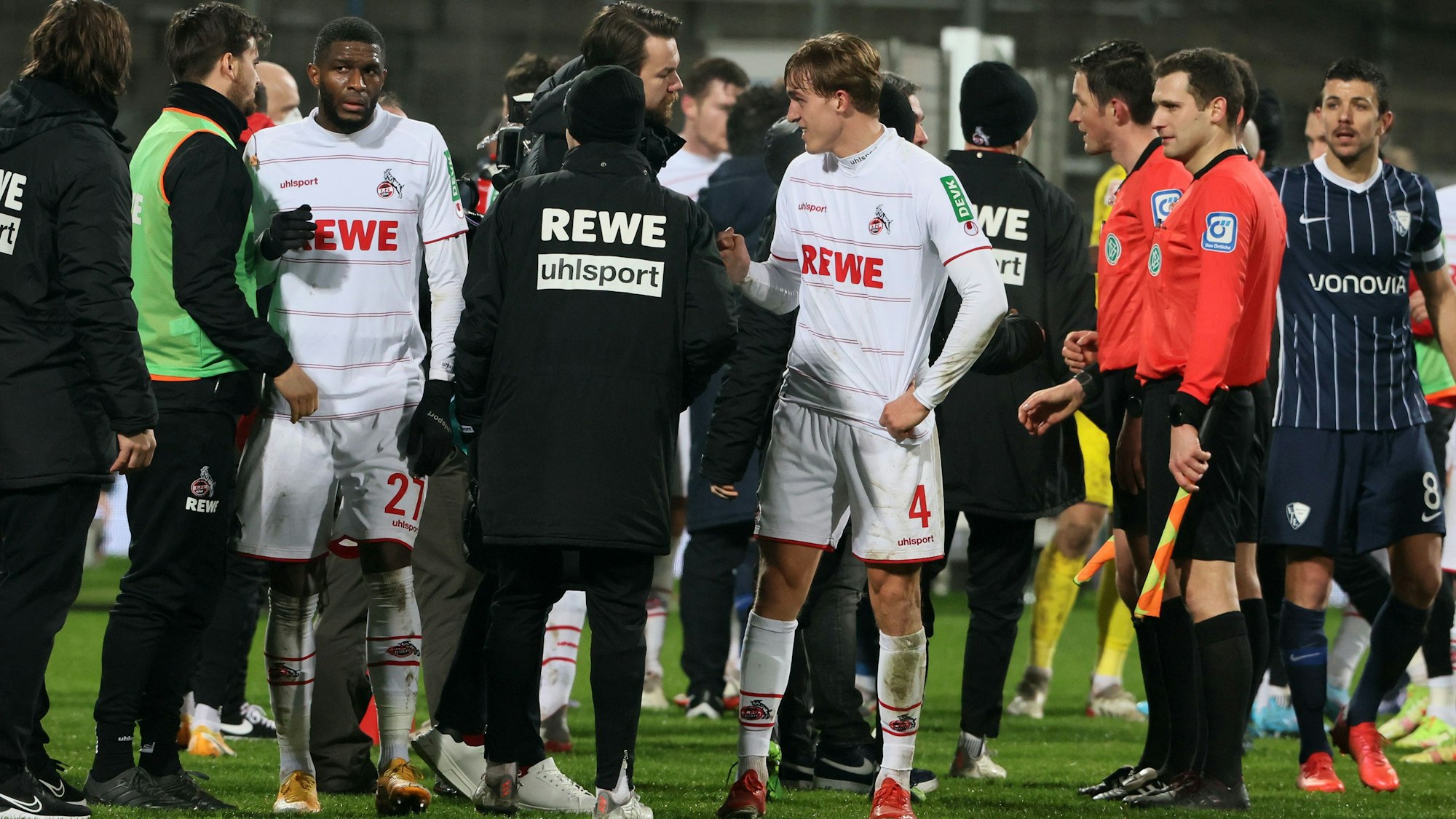 Der 1. FC Köln klatscht nach dem 2:2 beim VfL Bochum ab.