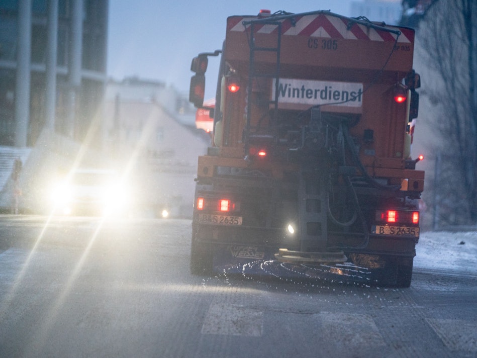 Ein Streufahrzeug des Winterdienstes fährt am Morgen bei eisigen Temperaturen durch Berlin-Mitte.