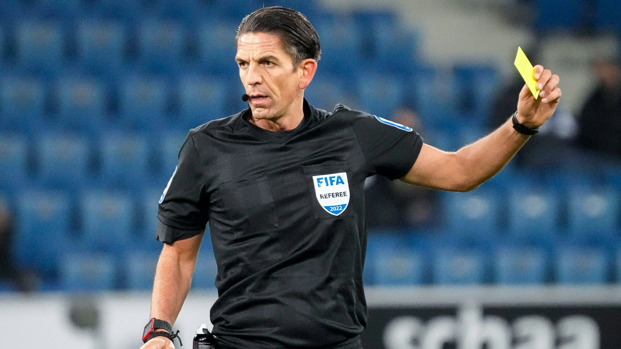 Deniz Aytekin zückt die Gelbe Karte.