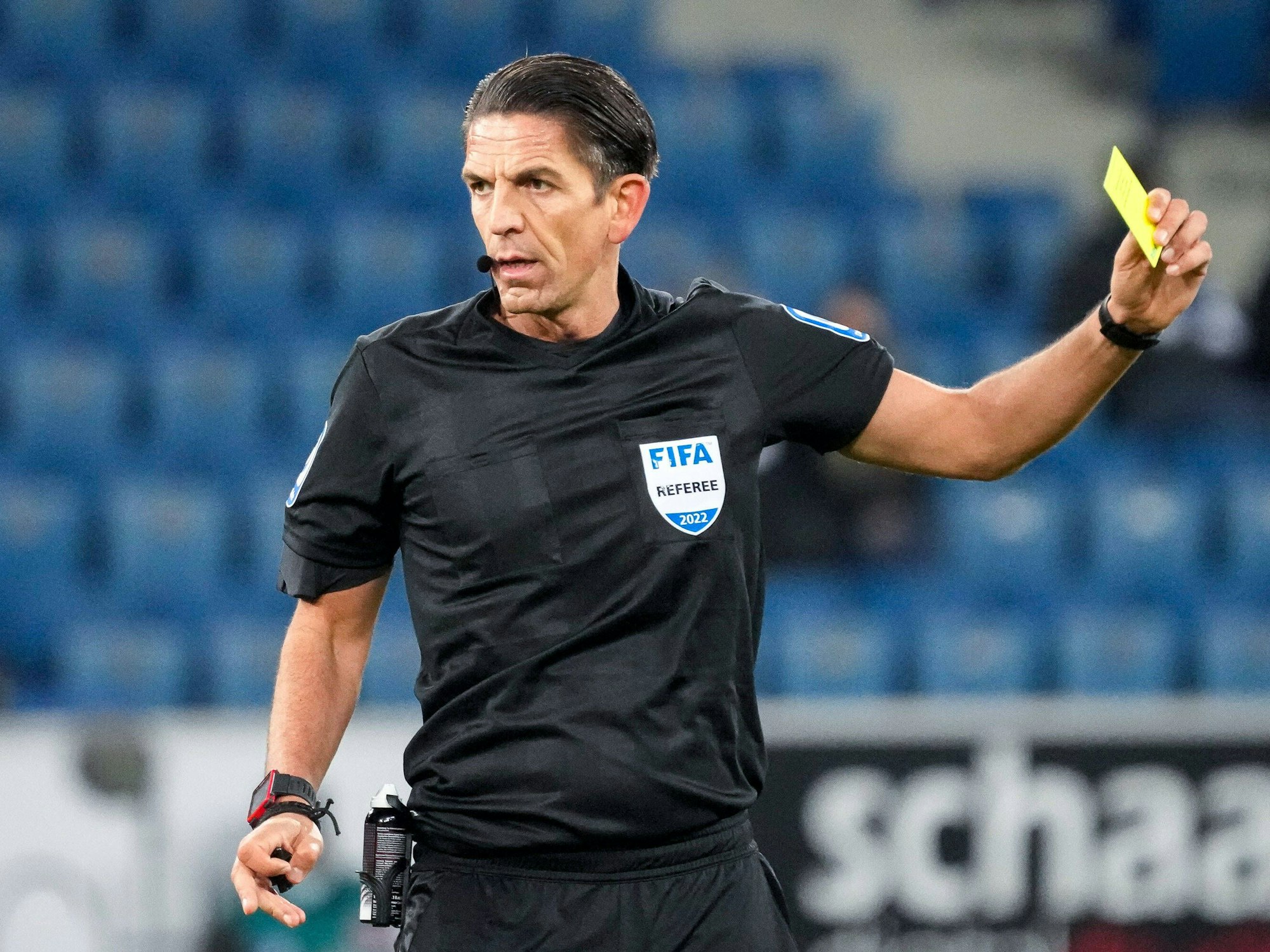 Deniz Aytekin zeigt die Gelbe Karte.