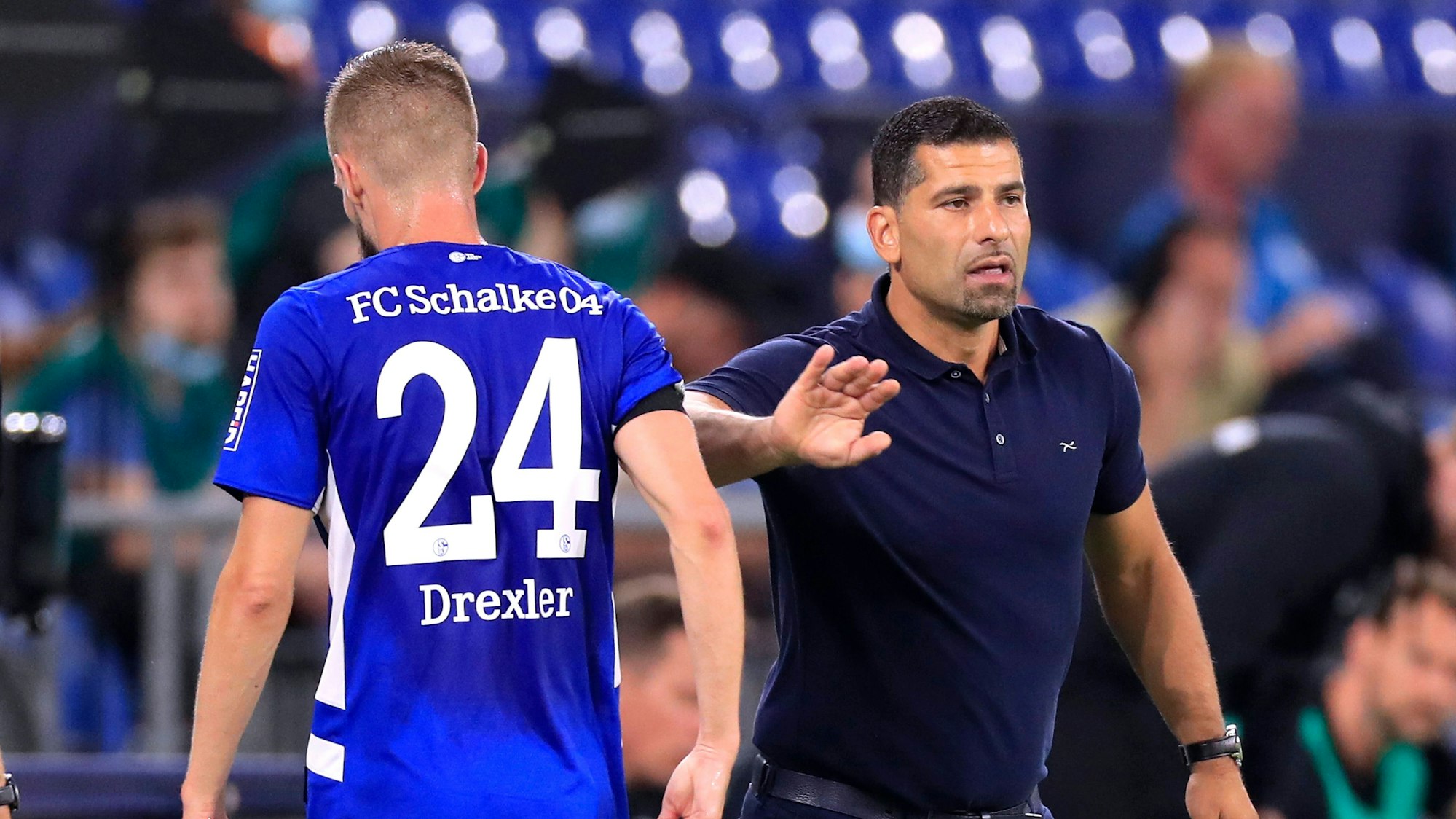 Dimitrios Grammozis klatscht mit Dominick Drexler ab.