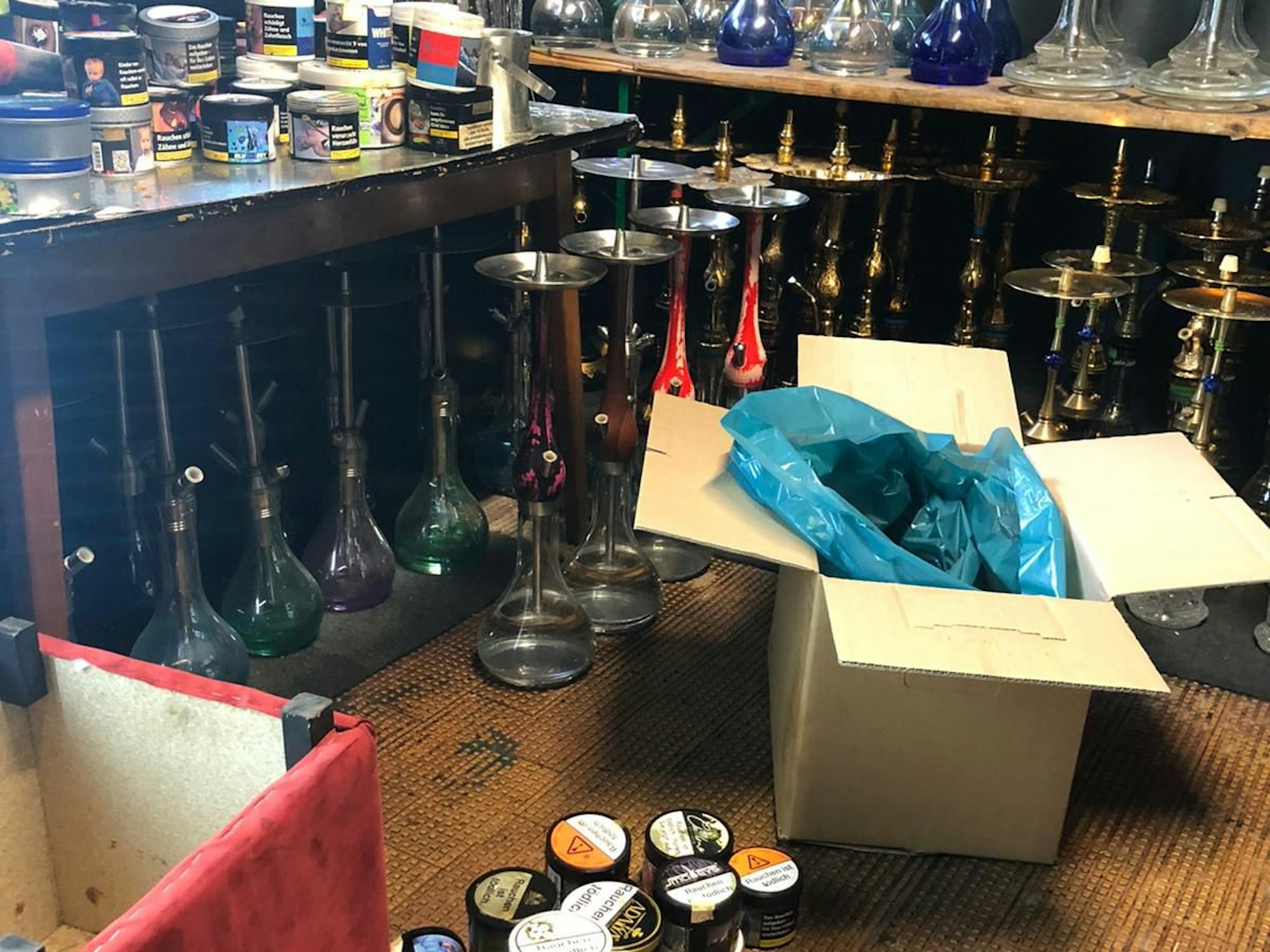 Zollkontrolle in einer Shisha-Bar