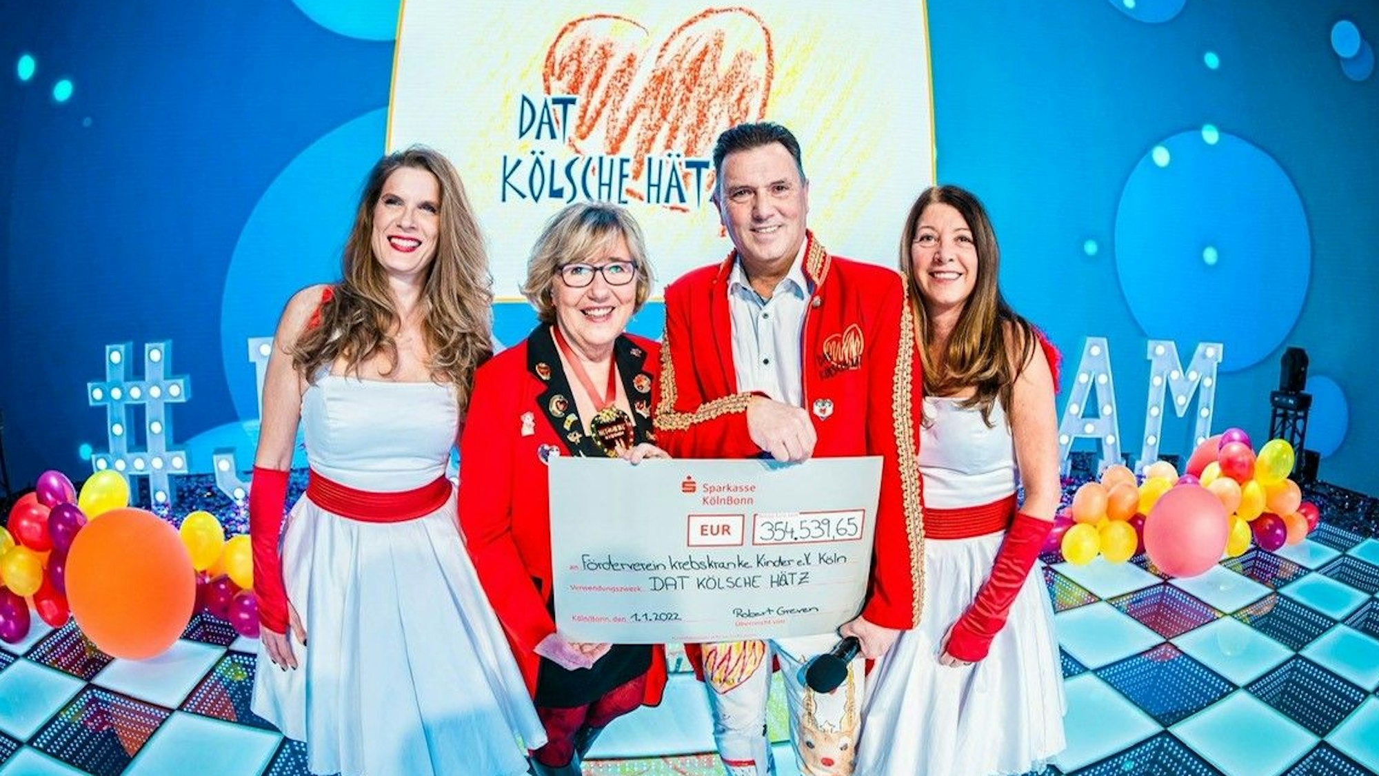 Spendenübergabe 2022: Robert Greven erhält den Spendenscheck