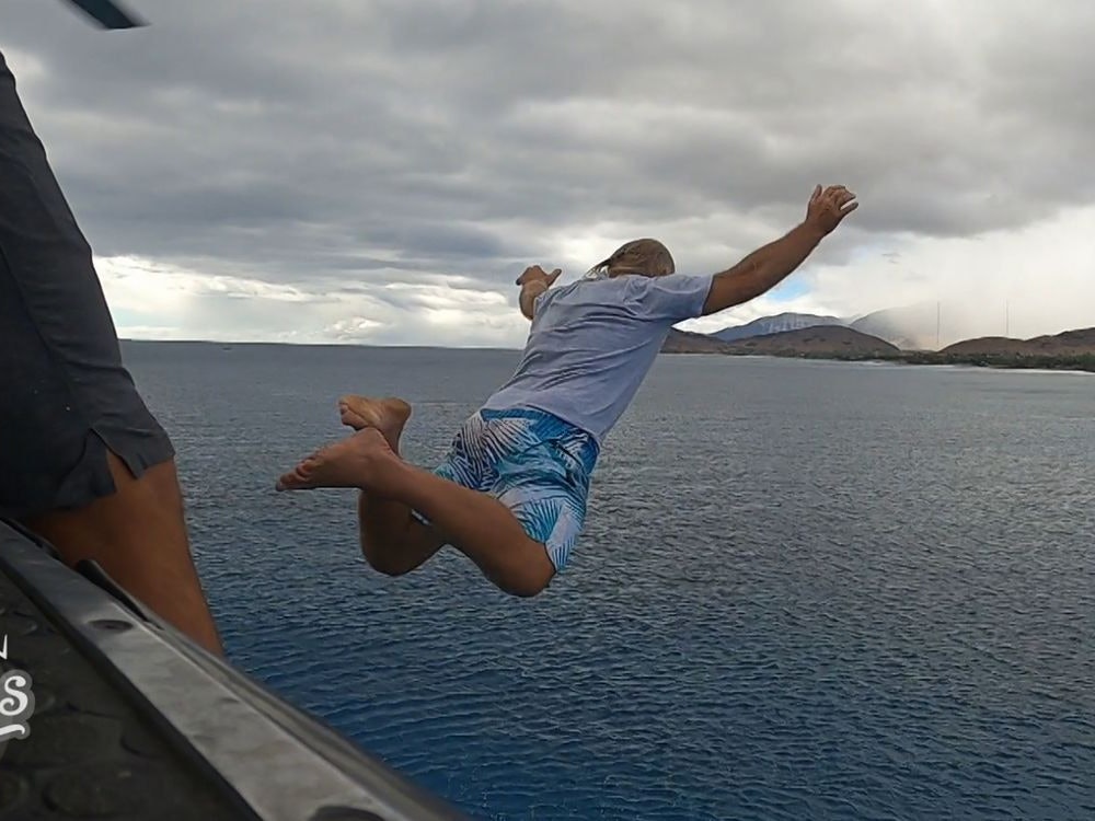 Konny Reimann springt ins Meer.