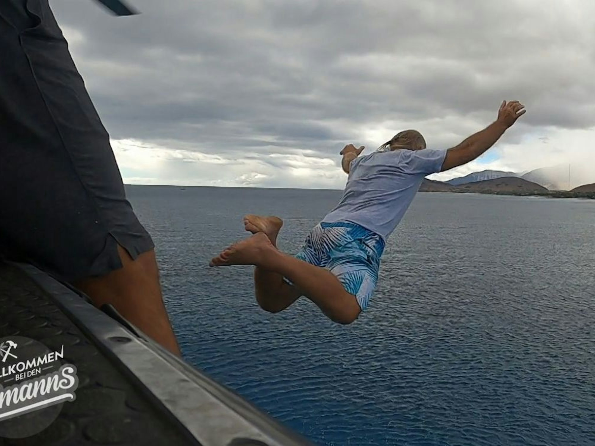 Konny Reimann springt ins Meer.