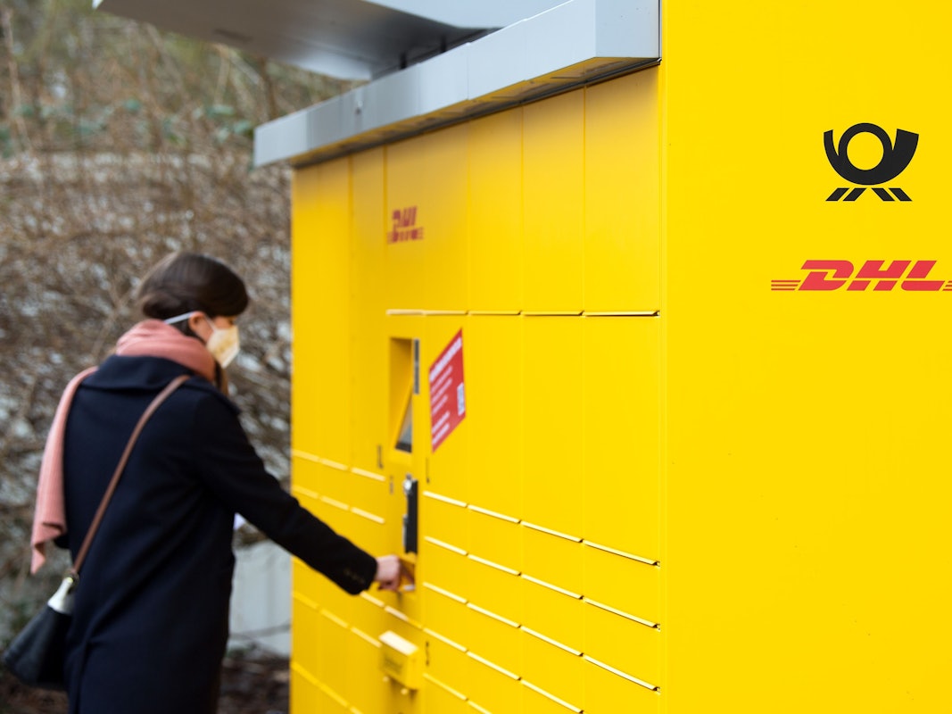 Eine Post-Mitarbeiterin bedient eine neue Poststation. Das Bild entstand am 16. Februar 2021.