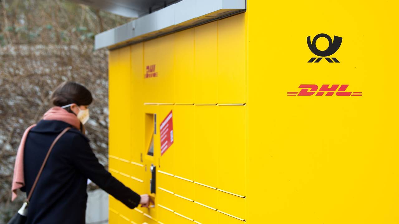 Eine Post-Mitarbeiterin bedient eine neue Poststation. Das Bild entstand am 16. Februar 2021.