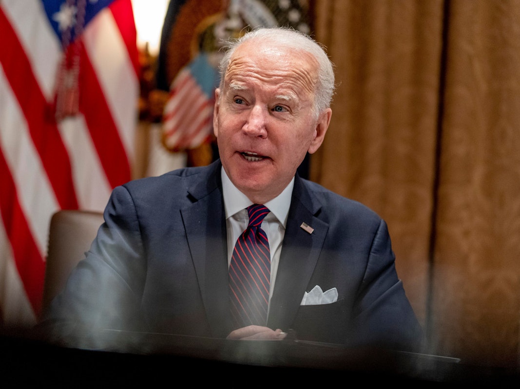 Joe Biden, Präsident der USA, spricht im Kabinettszimmer des Weißen Hauses.