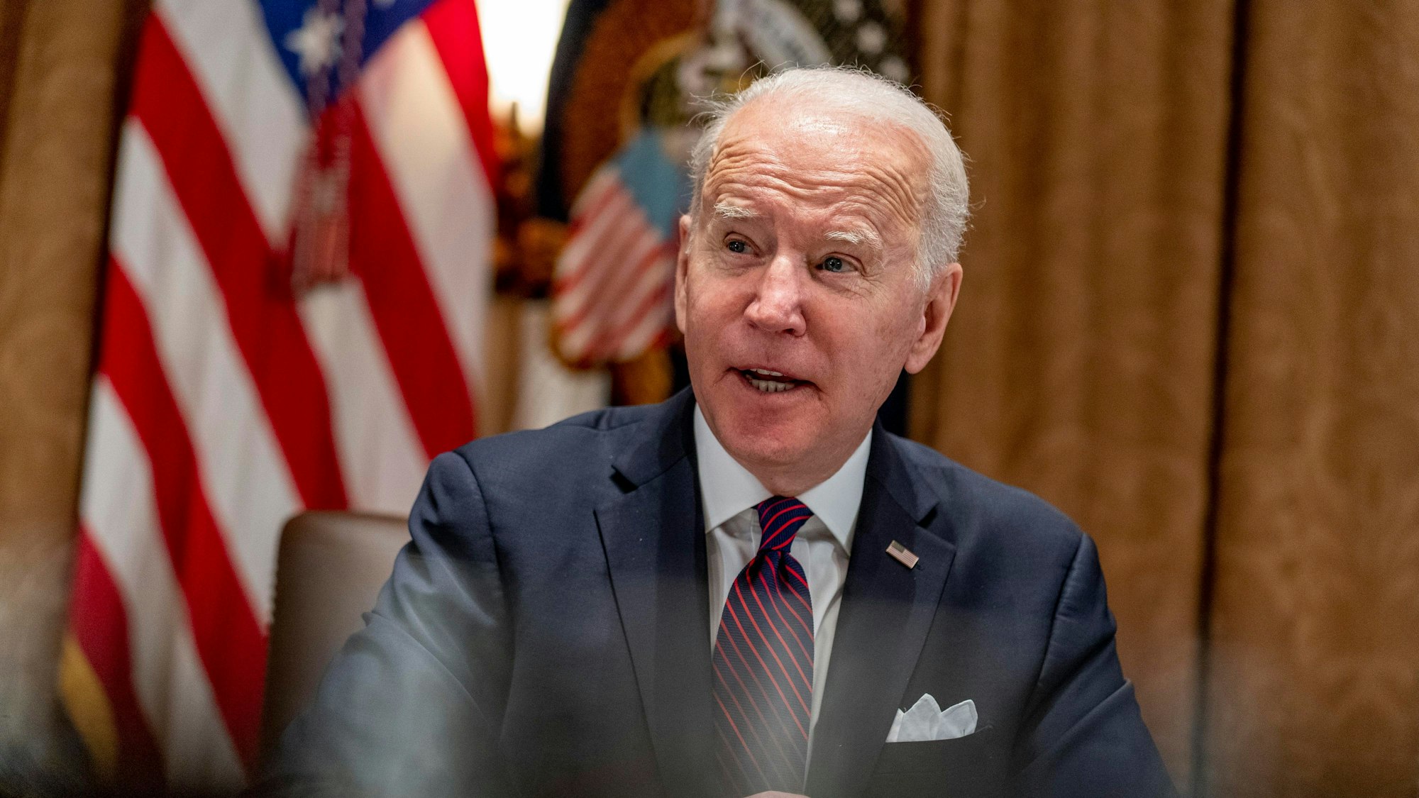 US-Präsident Joe Biden im Kabinettszimmer des Weißen Hauses (undatiertes Foto) – jetzt gibt es eine neue Bewohnerin...