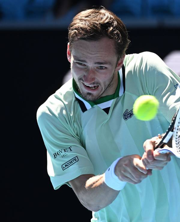 Daniil Medwedew spielt den Ball mit der Rückhand.
