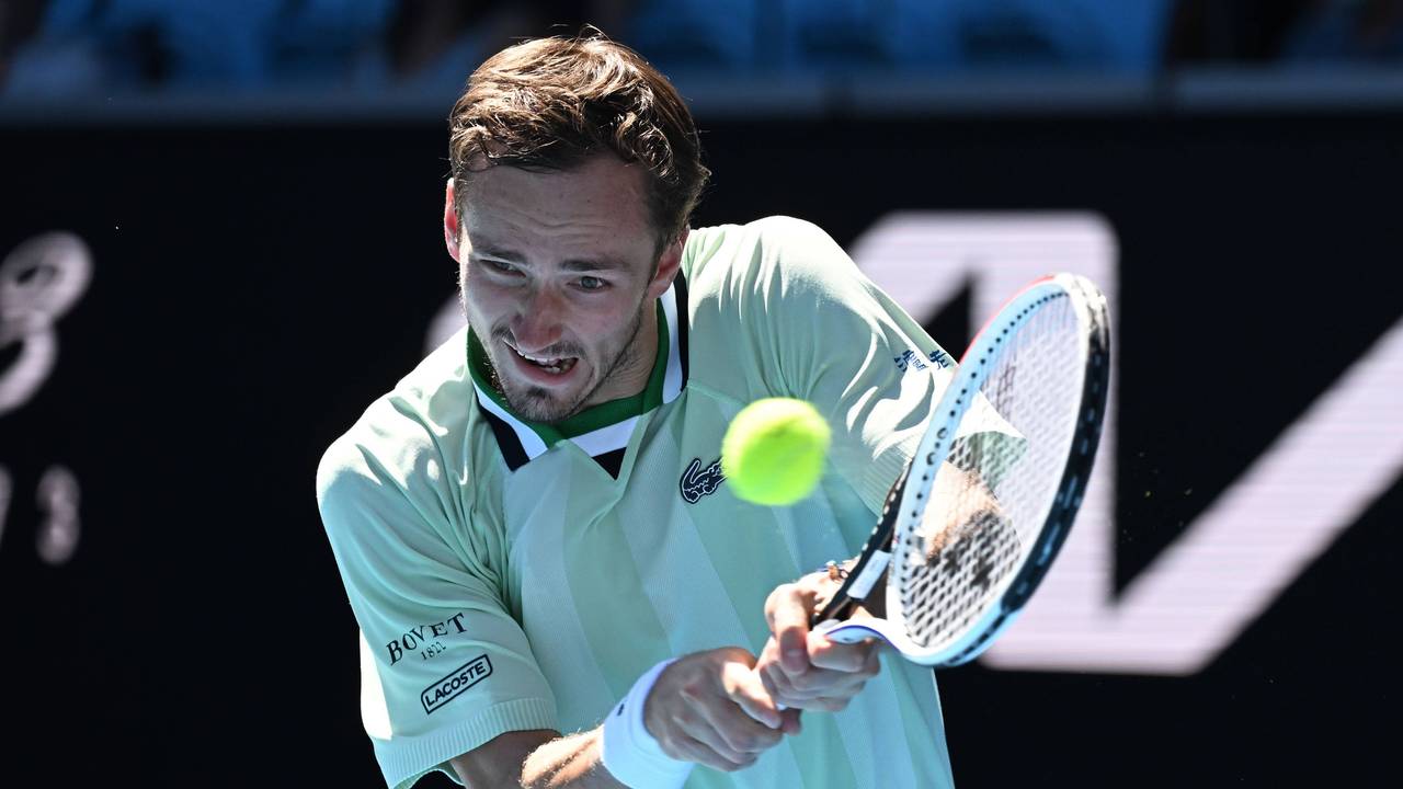 Daniil Medwedew spielt den Ball mit der Rückhand.